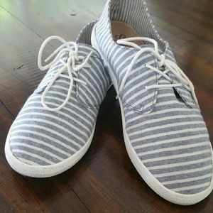 🌻🌻HP🌻Splendid navy and white stripe shoes