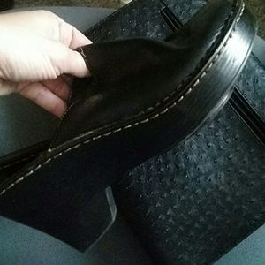 Comfy BORN black Leather clogs excellent condition