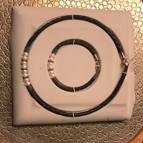 Black leather necklace and bracelet with pearls