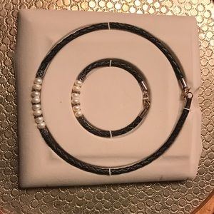 Black leather necklace and bracelet with pearls