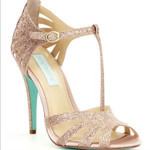 Perfect Wedding 👠 Only worn once!!