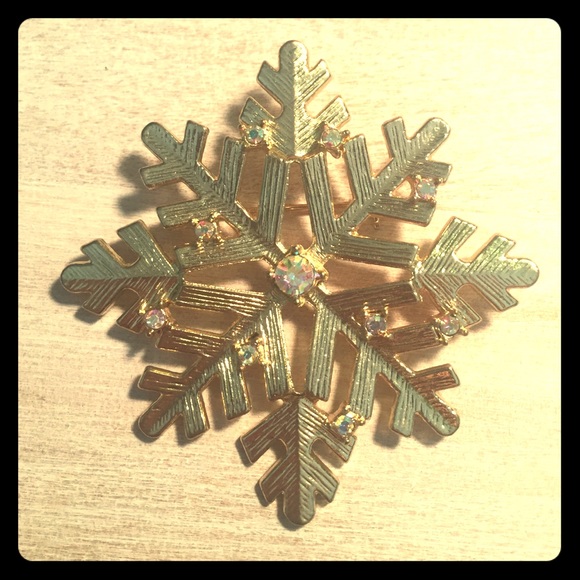 Snowflake pin