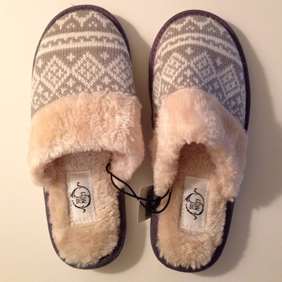 Shoes - NWT gray and white slippers size 8