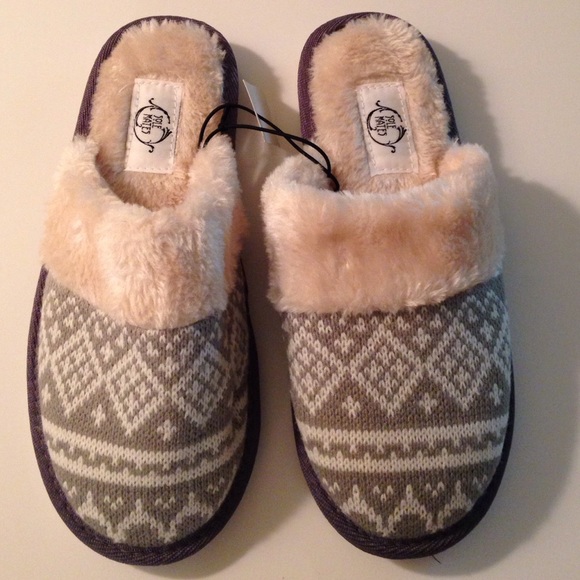 NWT gray and white slippers size 8 - Picture 2 of 4