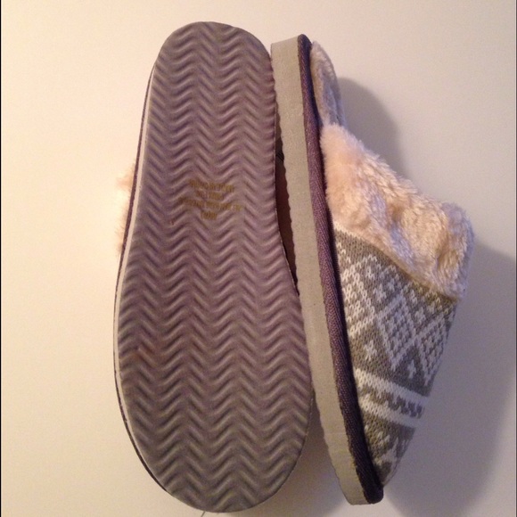 NWT gray and white slippers size 8 - Picture 4 of 4