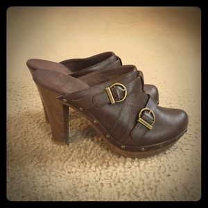 Brown clogs🌞