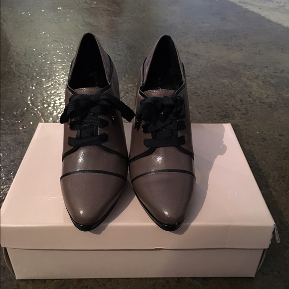 Round Toe Oxford Tie Up Shoe