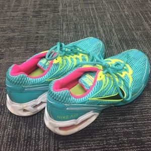 Nike sneakers: Teal and yellow design