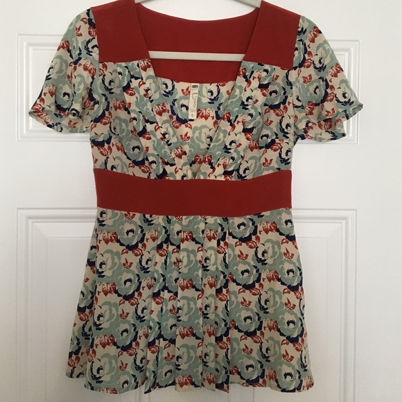 100% silk pleated top, excellent condition!