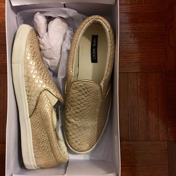 Nine West champagne snakeskin slip ons - Picture 2 of 4