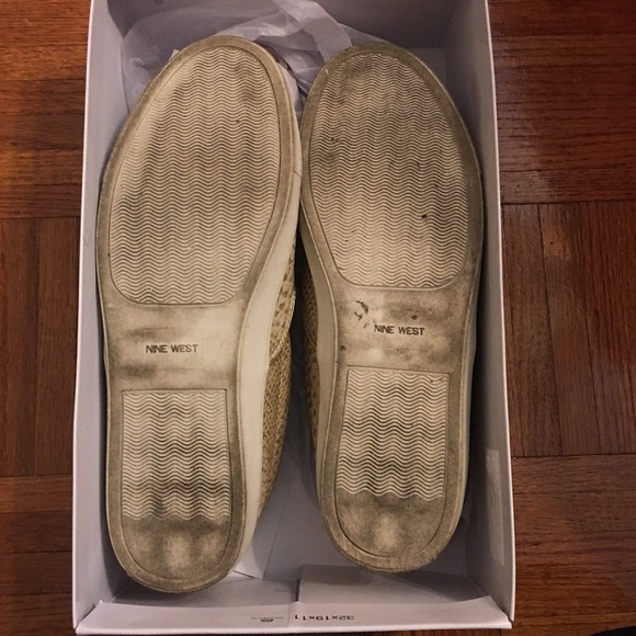 Nine West champagne snakeskin slip ons - Picture 3 of 4