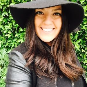 Meet your Posher, Dennisa