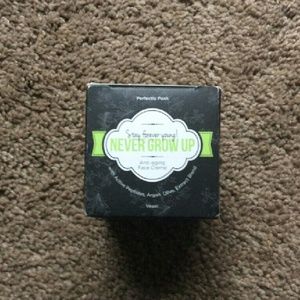 NEVER GROW UP FACE CR?ME

ANTI-AGING DEEP MOIST