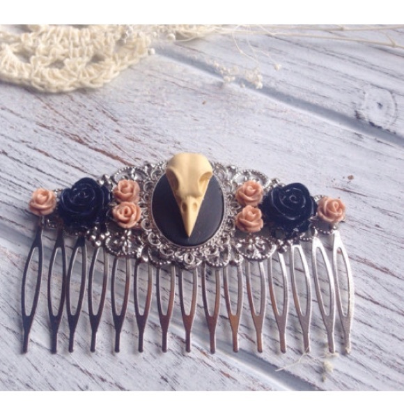Gorgeous Raven Skull Hair Comb - Picture 4 of 4