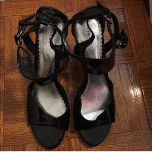 Black patent leather Fioni open toe heels
