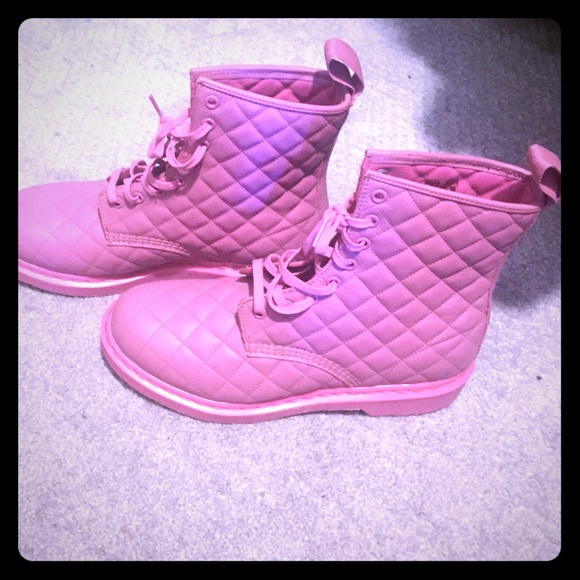 GORGEOUS QUILTED DR MARTENS