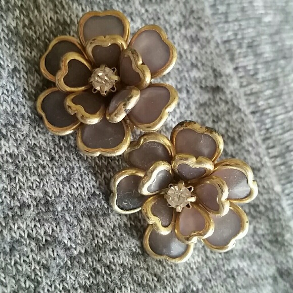 Floral stud earrings - Picture 1 of 1