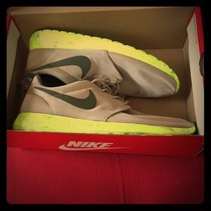 Nike Men's Roshe . Brand New‼️ (Come & Grab Em)