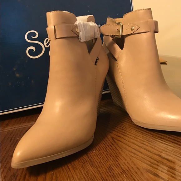 Seychelles tan/beige new Booties