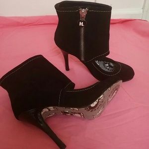 Harajukulovers black suede cut out booties 8 1/2