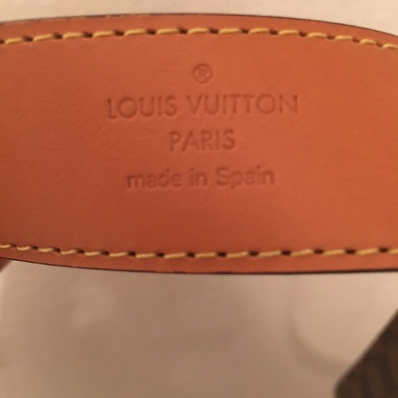 Woman\'s essential V Louis Vuitton belt