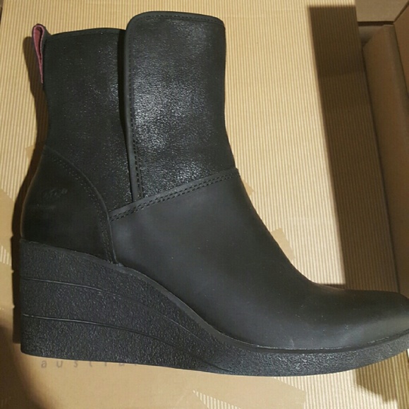 Ugg "Renatta" SIZE 9