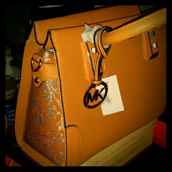 Im selling a Michael Kors