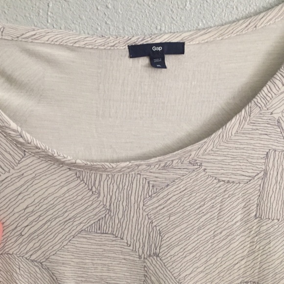 Loose fitting gap graphic t-shirt!!