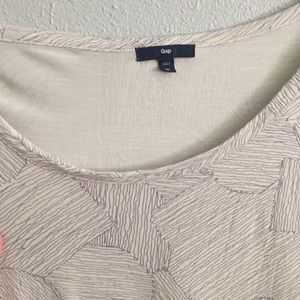 Loose fitting gap graphic t-shirt!!