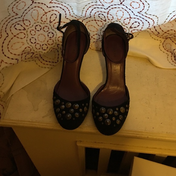Round toe shoes