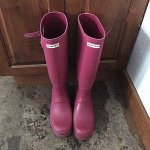 Size 39 Hunter boots, raspberry. Worn twice.