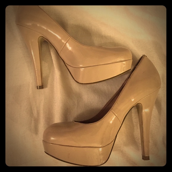 Beige patent leather pumps