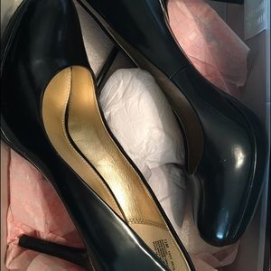 Ladies Bandolino platform pumps with gold trim