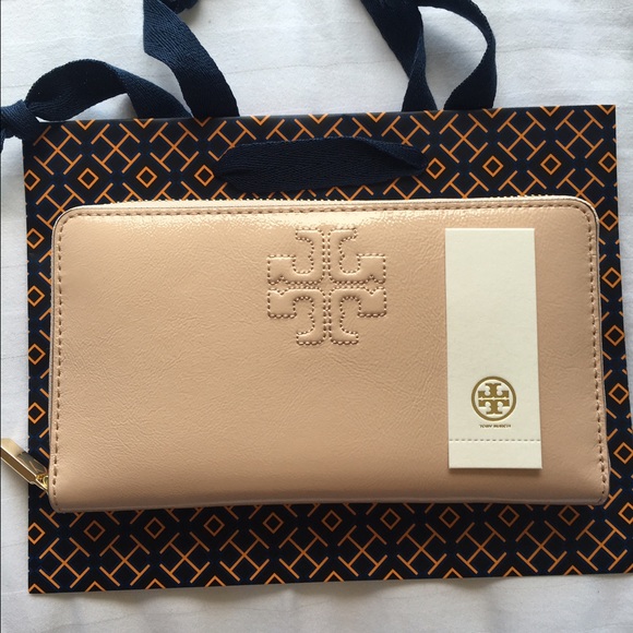 NWT 💯 AUTH Tory Burch Patent Wallet - Picture 2 of 4