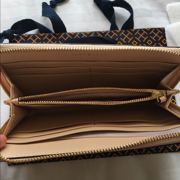 NWT 💯 AUTH Tory Burch Patent Wallet - Picture 3 of 4