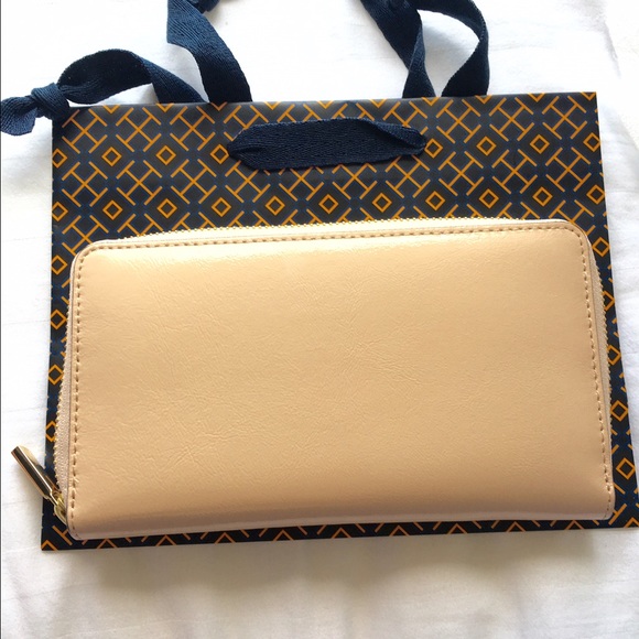 NWT 💯 AUTH Tory Burch Patent Wallet - Picture 4 of 4