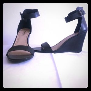 Kenneth Cole black wedge sandals