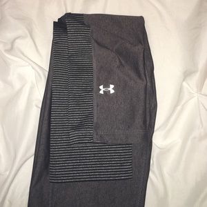 UNDEr ARMOUR cropped compression leggings