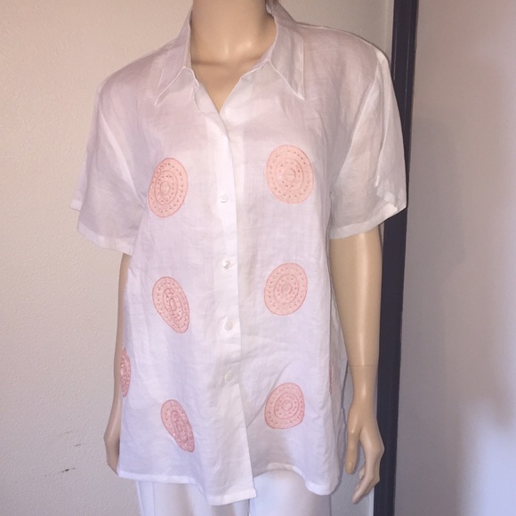 ✅ 3/$15 White Top W/ Peach Circles