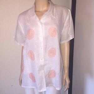 ✅ 3/$15 White Top W/ Peach Circles