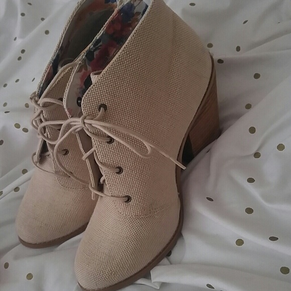 Size 9 Call It Spring creame booties