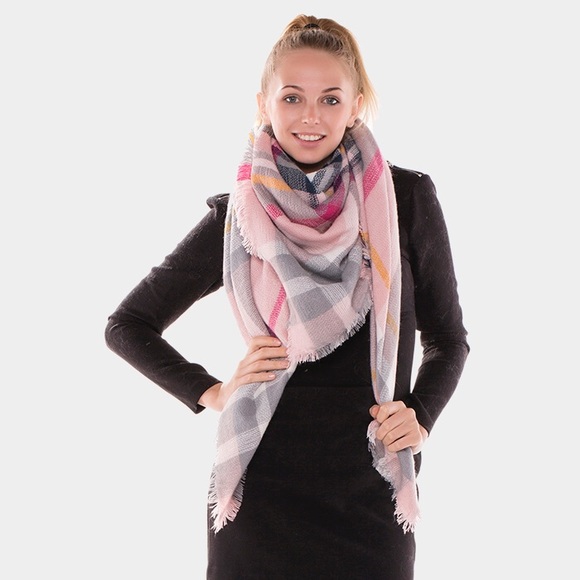 Accessories - NWT PINK PLAID FRINGED TRIM BLANKET SCARF