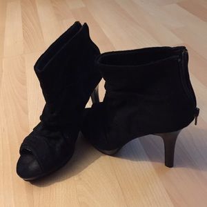 Fioni Peep-toe black suede bootie
