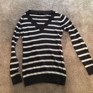 Grew and white lightweight sweater