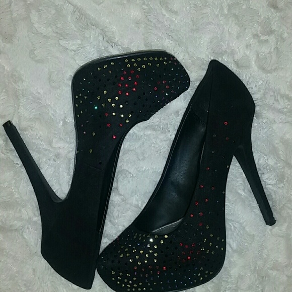 Black pumps