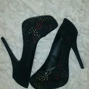 Black pumps