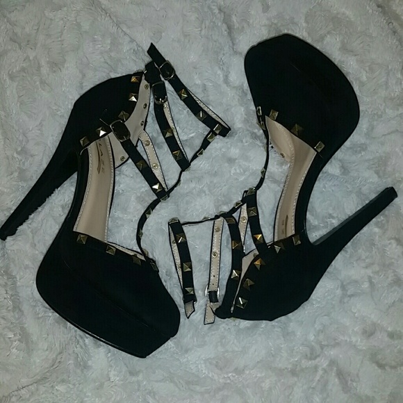 Strappy Black Pumps!