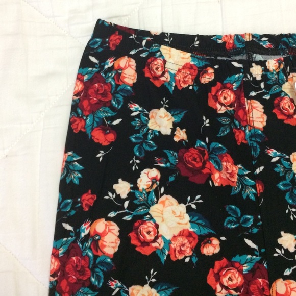 🌹LAST PAIR🌹Beauty & the Beast RosePrint Leggings - Picture 4 of 4