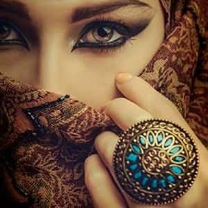 Meet your Posher, Hilary