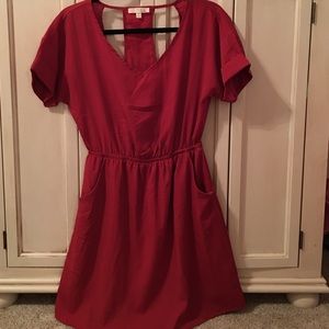 Short sleeve crandberry open-back pocket dress.
